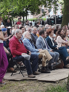 908904 Afbeelding van het publiek bij de onthulling van het Gastarbeidersmonument in het Majellapark te Utrecht.N.B. ...